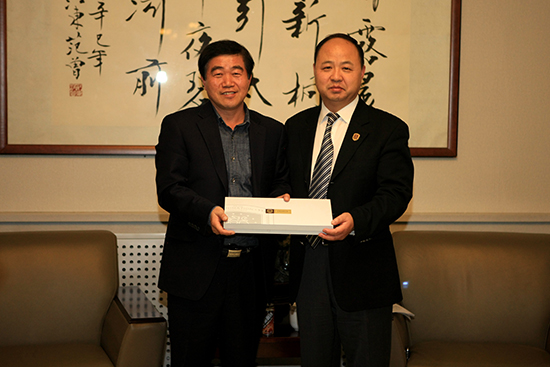会后郑立国董事长、校长赠送学校纪念品副本.jpg